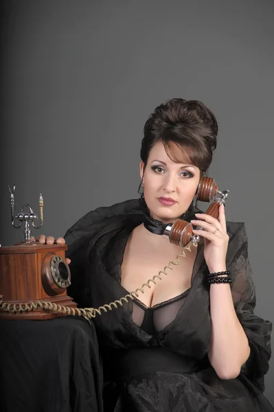 Η σεξουαλική γυναίκα μιλώντας μέσω τηλεφώνου — Φωτογραφία Αρχείου