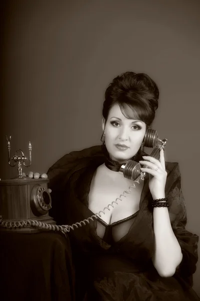 De seksuele vrouw spreken via de telefoon — Stockfoto