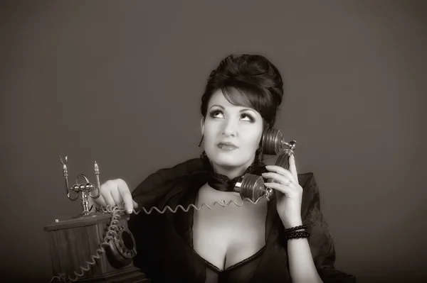 Die sexuelle Frau, die am Telefon spricht — Stockfoto