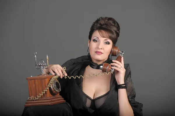 Сексуальна жінка розмовляє по телефону — стокове фото