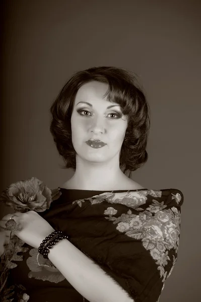 一个美丽的年轻女人，与罂粟 — 图库照片