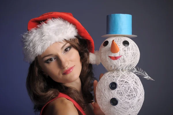 Junge Frau mit einem Schneemann — Stockfoto