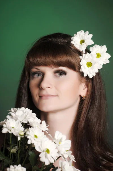 Young woman with daisies — Stock Photo, Image
