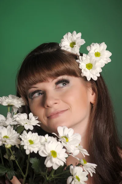 Young woman with daisies — Stock Photo, Image