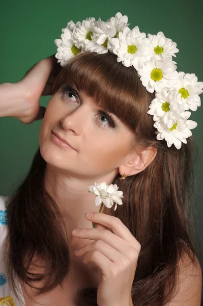 Junge Frau mit Gänseblümchen — Stockfoto