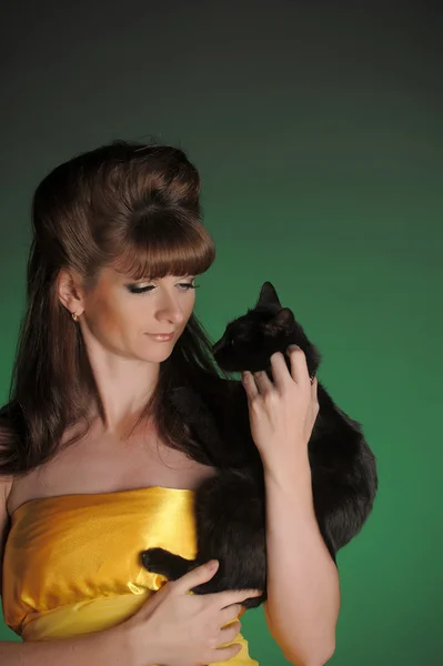 Femme avec un chat noir — Photo