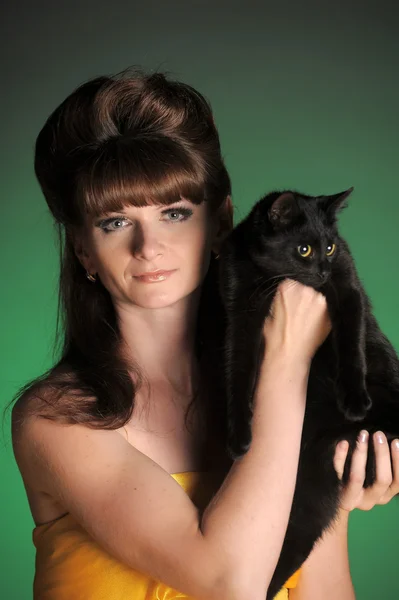 Siyah bir kedi kadınla — Stok fotoğraf