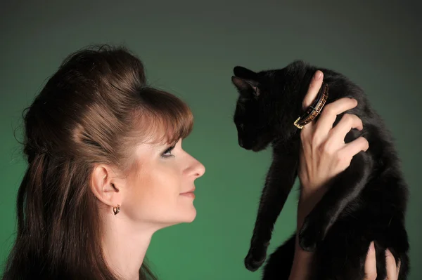 Kobieta z czarnego kota — Zdjęcie stockowe