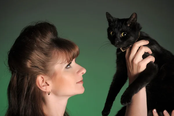 Жінка з чорним котом — стокове фото