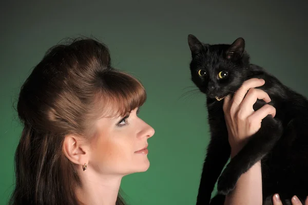 一只黑猫的女人 — 图库照片