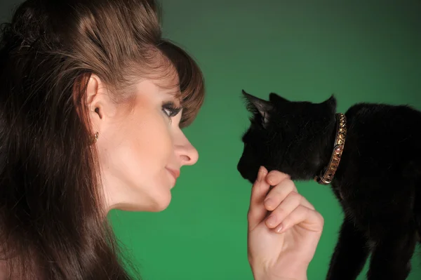 Femme avec un chat noir — Photo