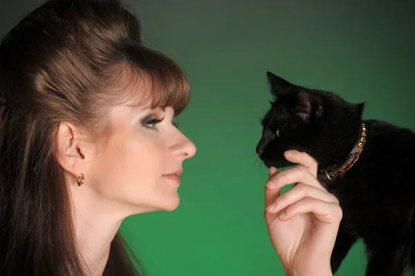 一只黑猫的女人 — 图库照片