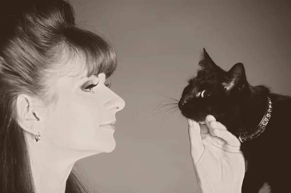 Γυναίκα με μια μαύρη γάτα — Φωτογραφία Αρχείου