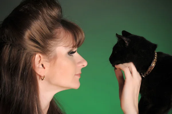 Mujer con un gato negro — Foto de Stock