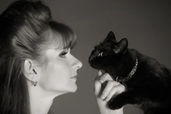 Mujer con un gato negro —  Fotos de Stock
