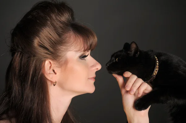 Жінка з чорним котом — стокове фото