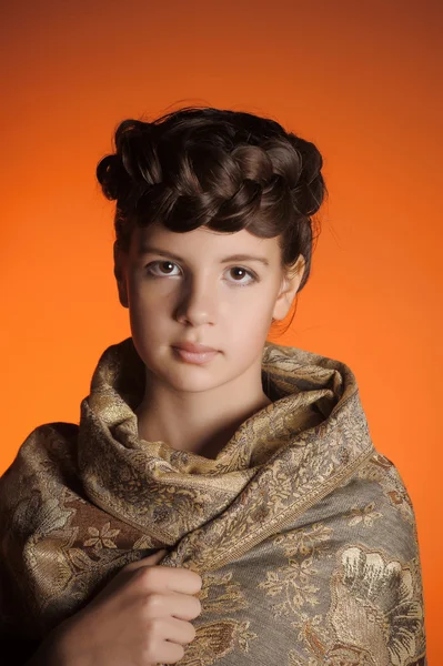 ロシアのショールで鎌を持つ少女 — ストック写真