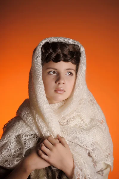 Dziewczyna z kosą w Rosji szal — Zdjęcie stockowe