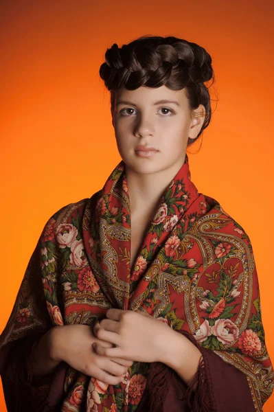 Mädchen mit einer Sense in russischem Tuch — Stockfoto