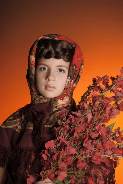 Meisje met een zeis in Russische sjaal — Stockfoto