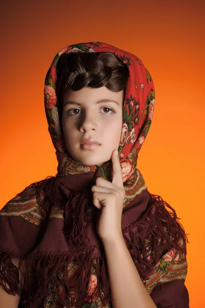 Flicka med en lie i rysk sjal — Stockfoto