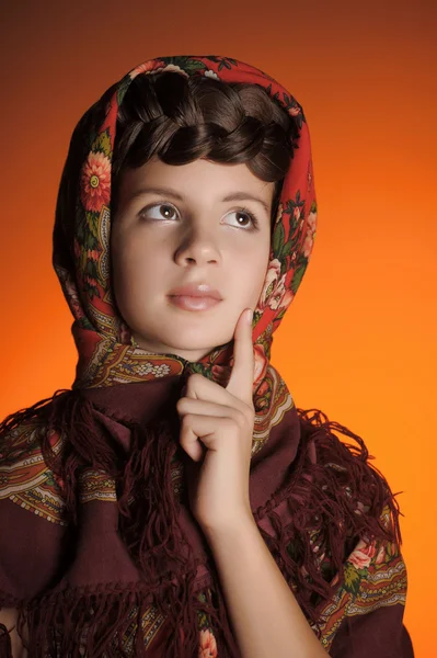 Meisje met een zeis in Russische sjaal — Stockfoto