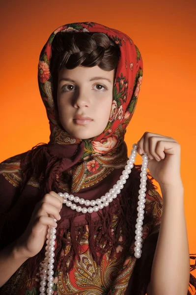 在俄罗斯披肩镰刀的女孩 — 图库照片
