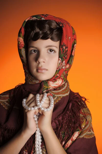 Lány a Kasza az orosz kendő — Stock Fotó