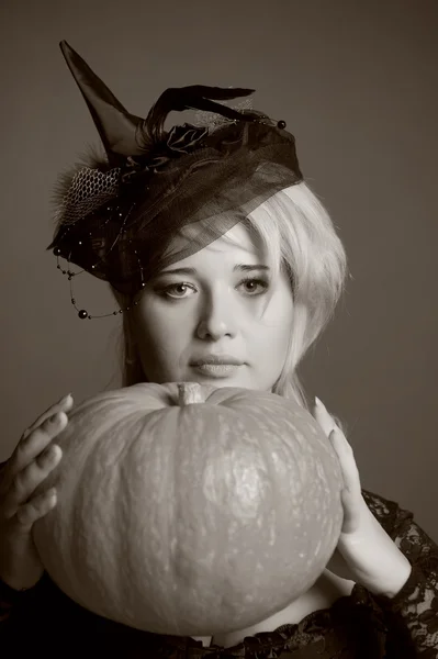 Retrato de una joven bruja sosteniendo una calabaza —  Fotos de Stock