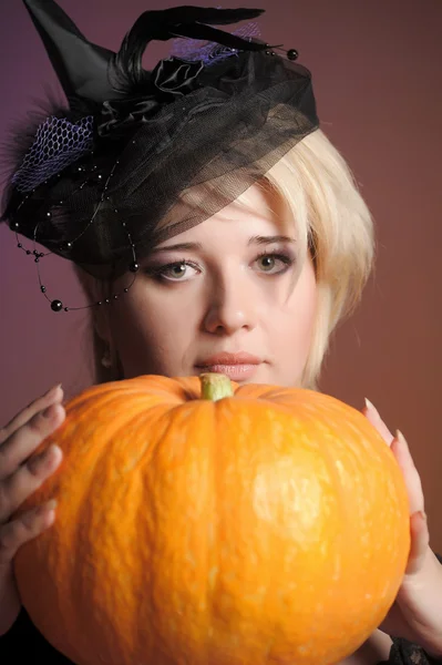 Retrato de uma bruxa bonita com chapéu — Fotografia de Stock