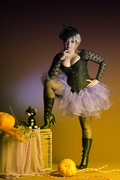 Witch met kat en pompoen — Stockfoto