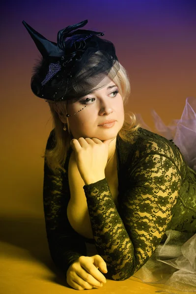 Retrato de una linda bruja con sombrero —  Fotos de Stock