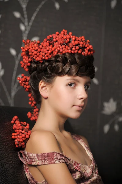 Adolescente chica con racimos en su pelo ceniza — Foto de Stock