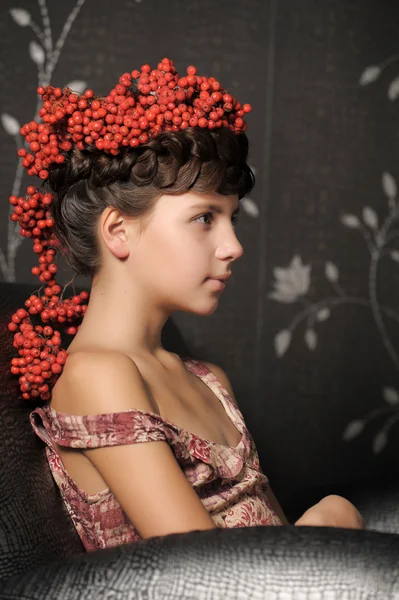 Ragazza adolescente con mazzi nei suoi capelli cenere — Foto Stock