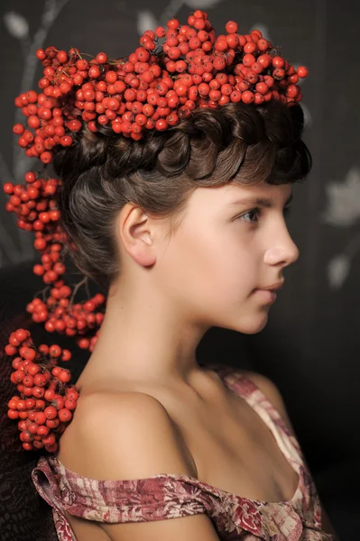 Menina adolescente com cachos em sua cinza de cabelo — Fotografia de Stock