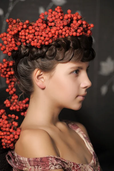 Menina adolescente com cachos em sua cinza de cabelo — Fotografia de Stock