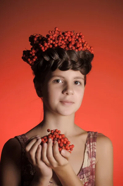 Έφηβος κορίτσι με τσαμπιά στην τέφρα της τρίχας — Φωτογραφία Αρχείου