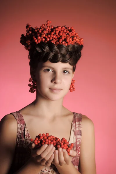 Adolescente chica con racimos en su pelo ceniza —  Fotos de Stock