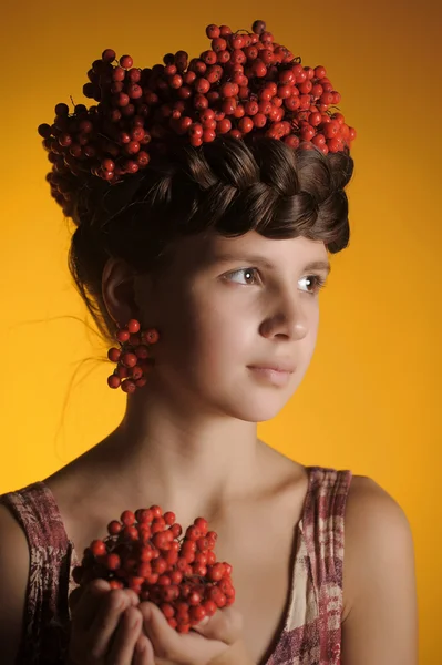 Tiener meisje met bossen in haar haar as — Stockfoto