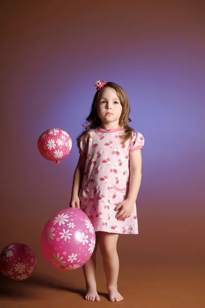 Маленька дівчинка з повітряними кулями — стокове фото