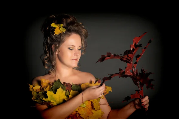在一件衣服从秋天的女人叶 — 图库照片