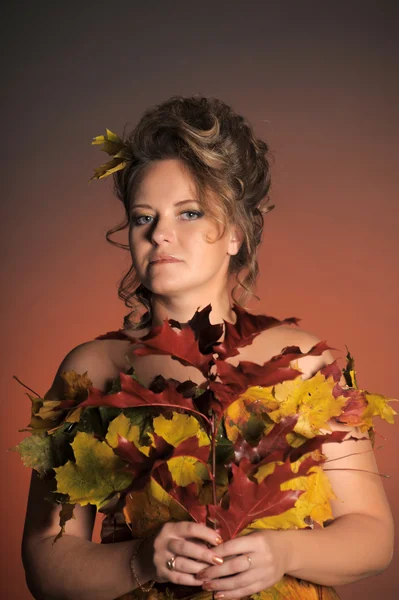 葉の秋からドレスの女性 — ストック写真