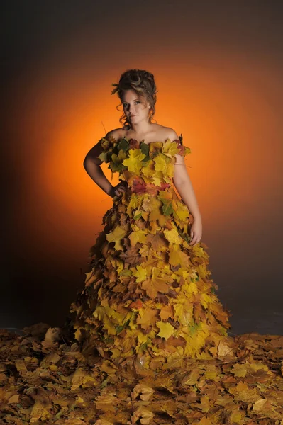 La femme dans une robe de feuilles d'automne — Photo