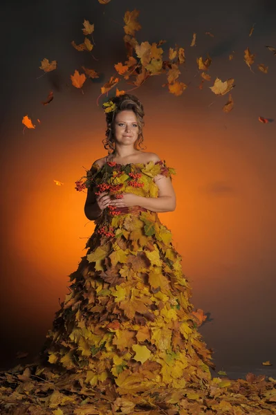 La mujer en el vestido de las hojas otoñales —  Fotos de Stock