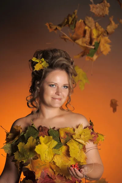 Женщина в платье из осенних листьев — стоковое фото