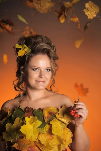 葉の秋からドレスの女性 — ストック写真