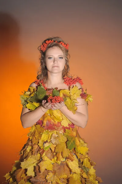 Die Frau in einem Kleid aus Herbstblättern — Stockfoto