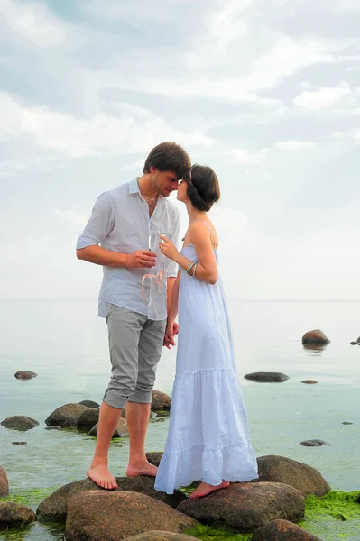 Pareja romántica sosteniendo las manos y besándose en una playa —  Fotos de Stock