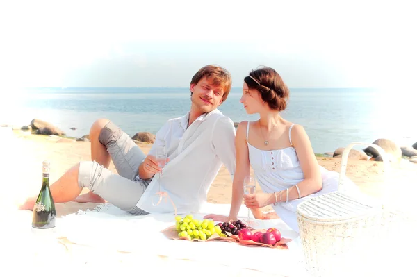 Junges romantisches Paar am Strand — Stockfoto