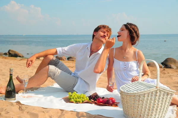 Unga romantiska par på stranden — Stockfoto